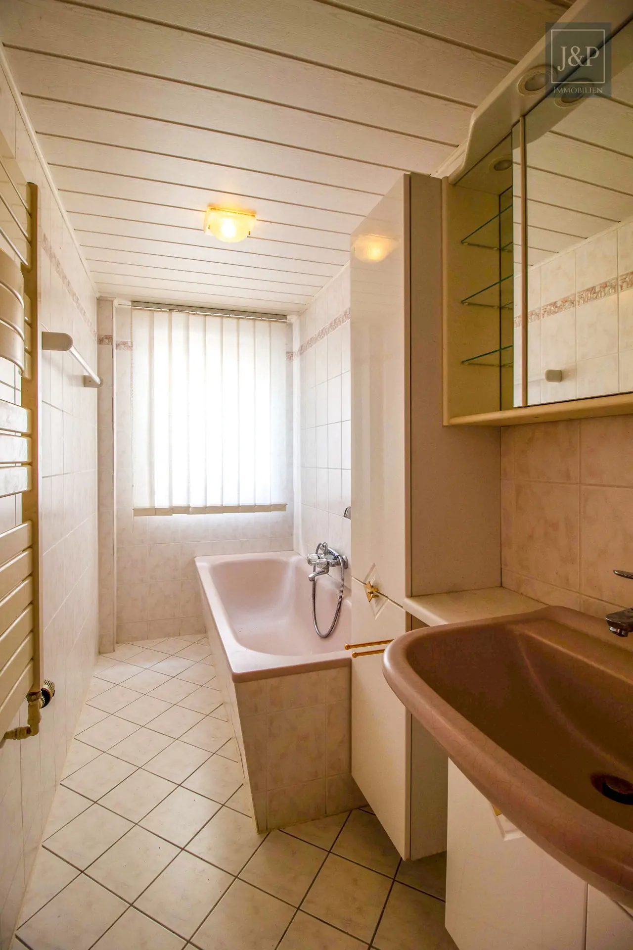 Reserviert! - Schönes Einfamilienhaus mit großem Grundstück und ausgebautem Nebengebäude. - Ruhige & zentrale Lage - Bad EG 7a