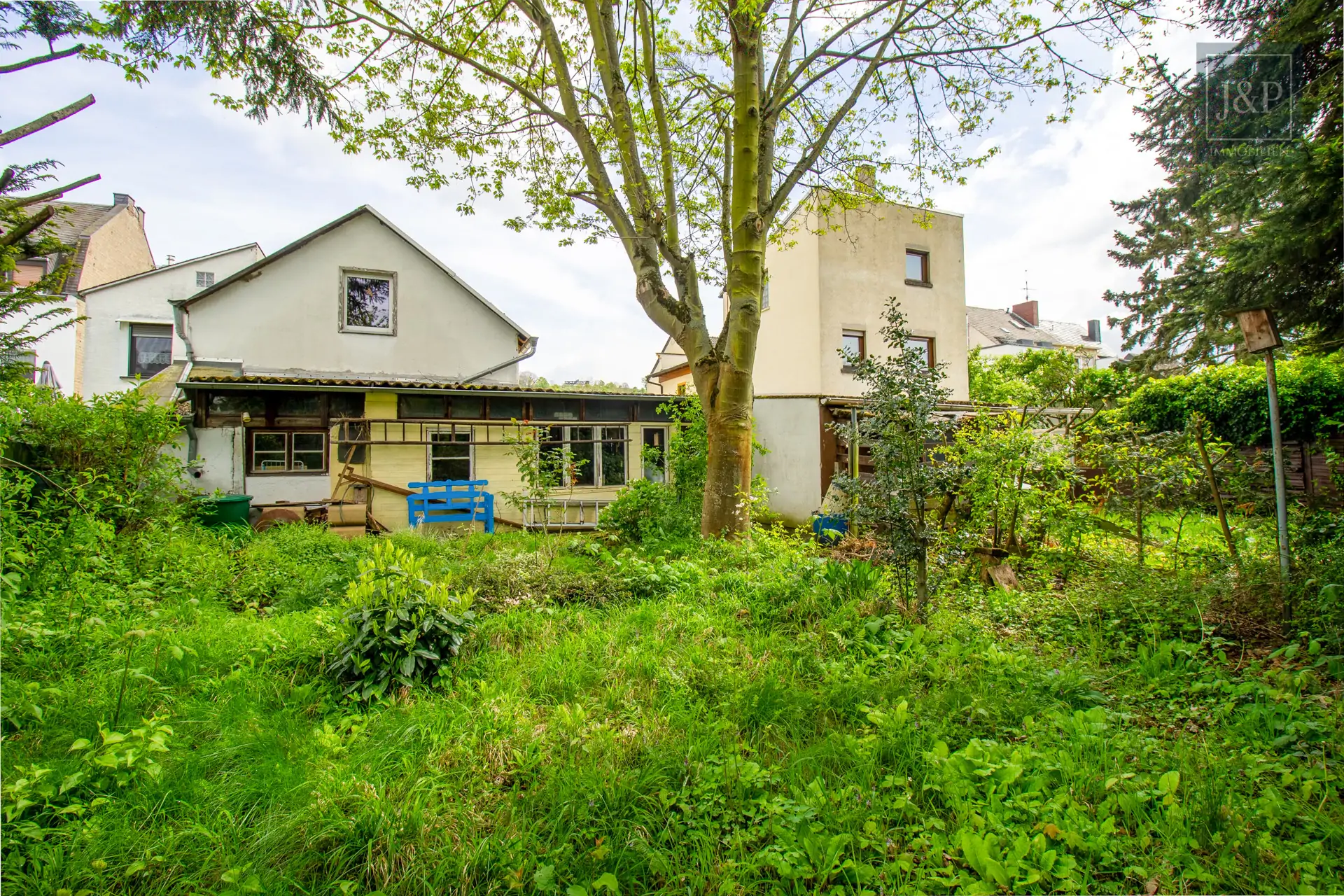 Reserviert! - Schönes Einfamilienhaus mit großem Grundstück und ausgebautem Nebengebäude. - Ruhige & zentrale Lage - Garten