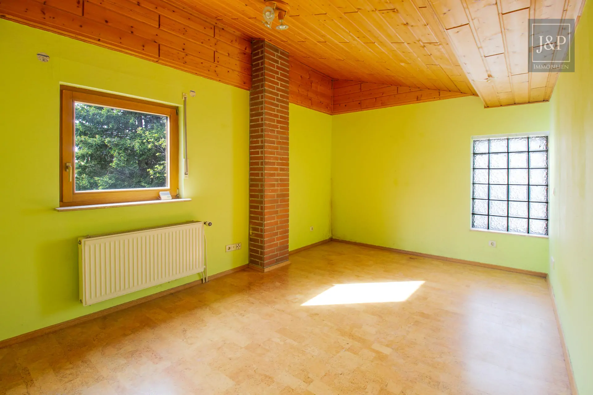 Reserviert! - Schönes Einfamilienhaus mit großem Grundstück und ausgebautem Nebengebäude. - Ruhige & zentrale Lage - Zimmer DG 7a