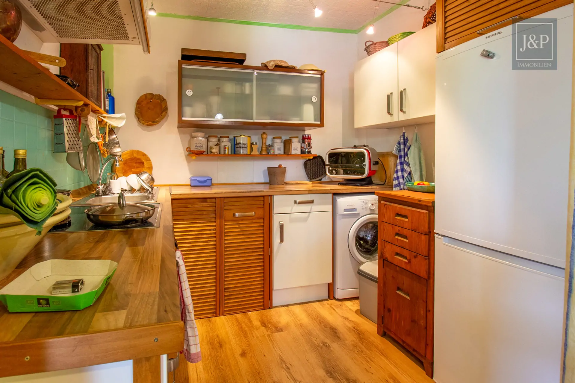 Reserviert! - Schönes Einfamilienhaus mit großem Grundstück und ausgebautem Nebengebäude. - Ruhige & zentrale Lage - Küche 9