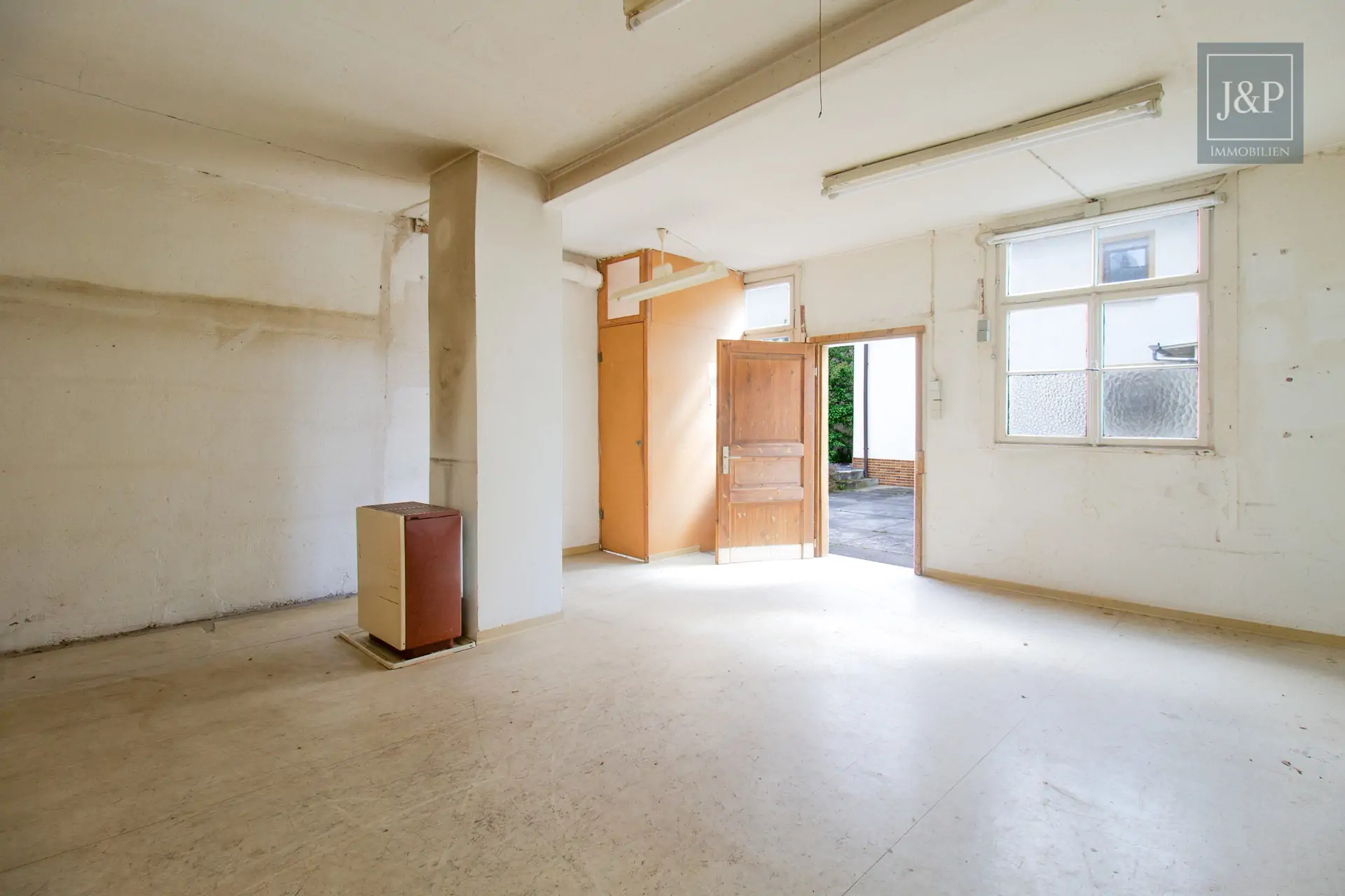 Reserviert! - Schönes Einfamilienhaus mit großem Grundstück und ausgebautem Nebengebäude. - Ruhige & zentrale Lage - Lager EG 9