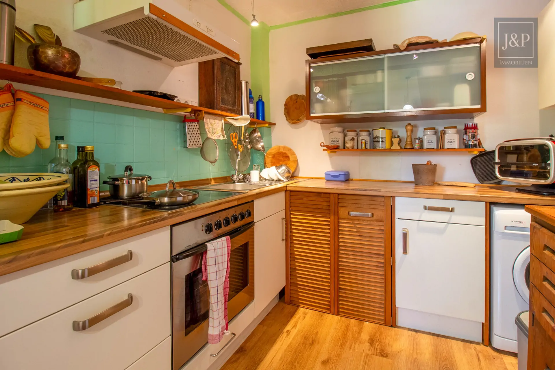 Reserviert! - Schönes Einfamilienhaus mit großem Grundstück und ausgebautem Nebengebäude. - Ruhige & zentrale Lage - Küche 9