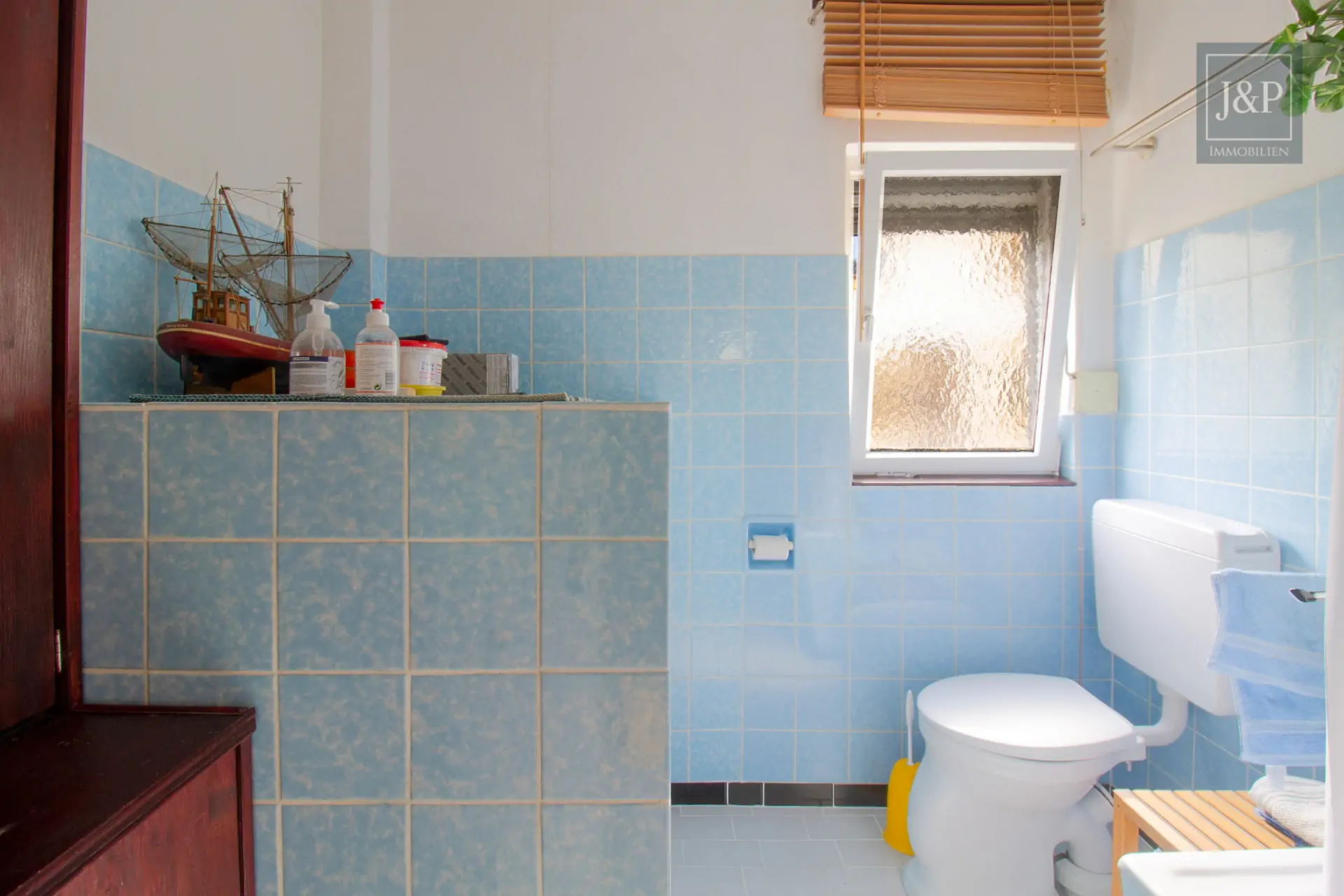 Reserviert! - Schönes Einfamilienhaus mit großem Grundstück und ausgebautem Nebengebäude. - Ruhige & zentrale Lage - Bad EG 9