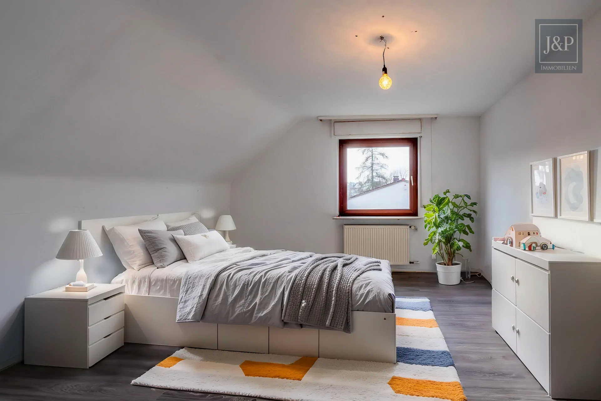 Einfamilienhaus mit großen Zimmern, Keller & großem Garten in guter Lage - Schlafen 2