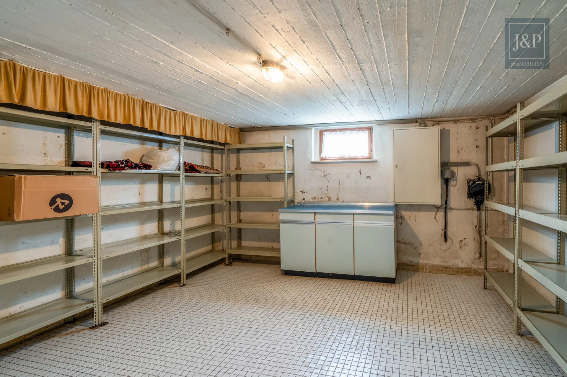 Einfamilienhaus mit großen Zimmern, Keller & großem Garten in guter Lage - Abstell 2