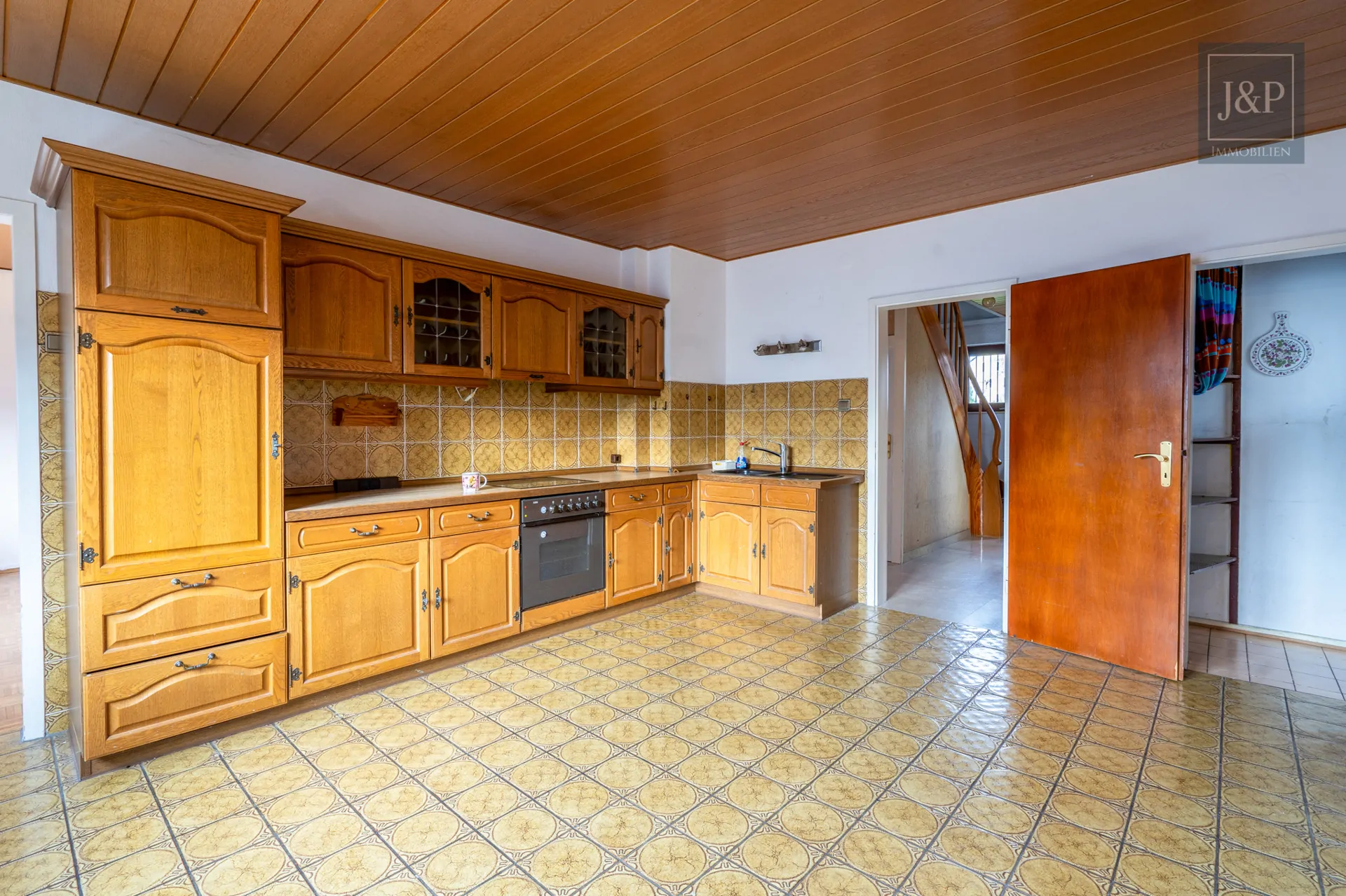 Einfamilienhaus mit großen Zimmern, Keller & großem Garten in guter Lage - Küche
