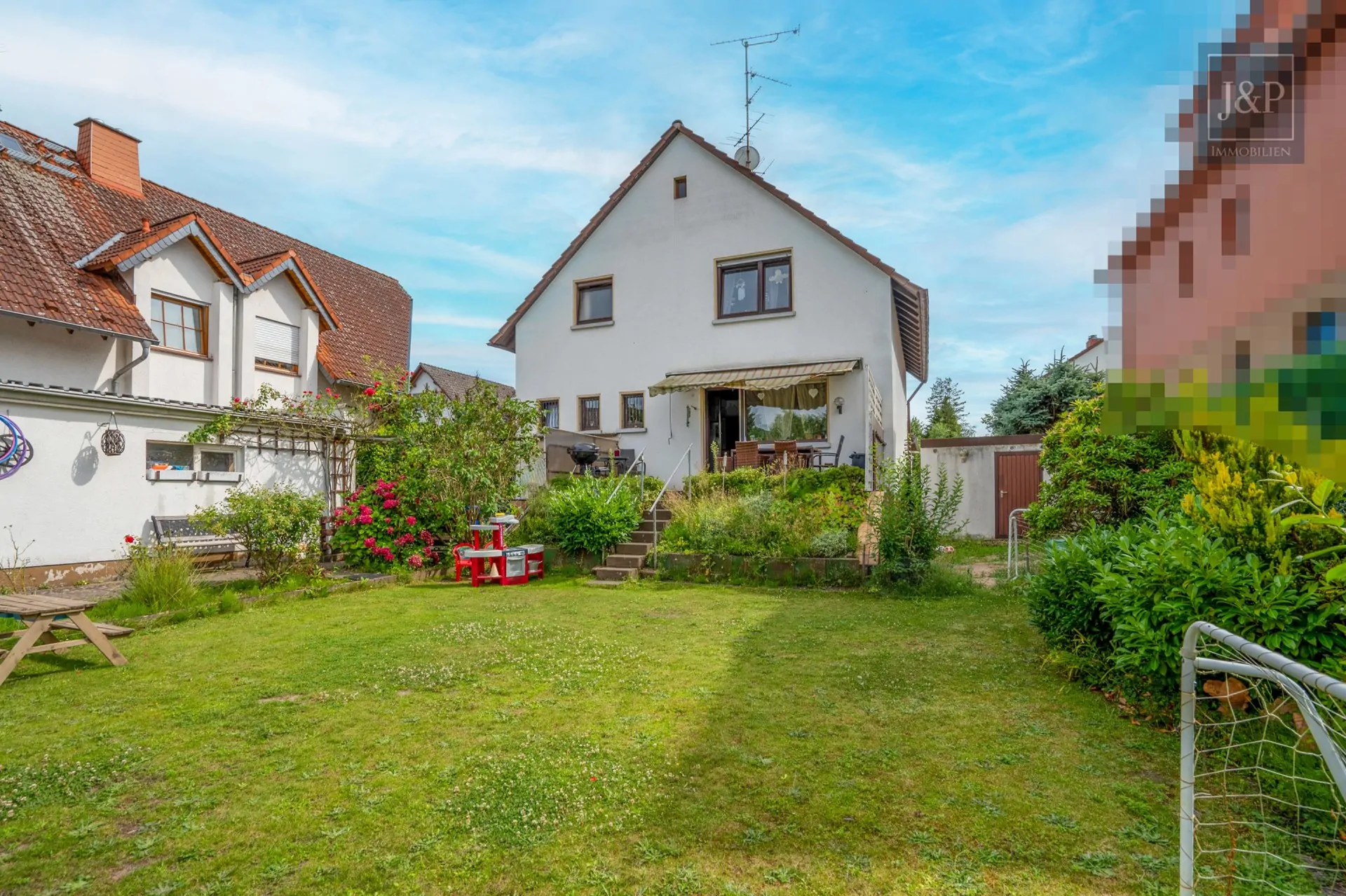 Einfamilienhaus mit großen Zimmern, Keller & großem Garten in guter Lage - Gartenansicht