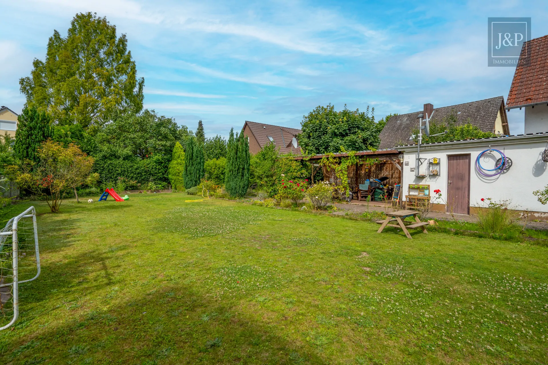 Einfamilienhaus mit großen Zimmern, Keller & großem Garten in guter Lage - Garten