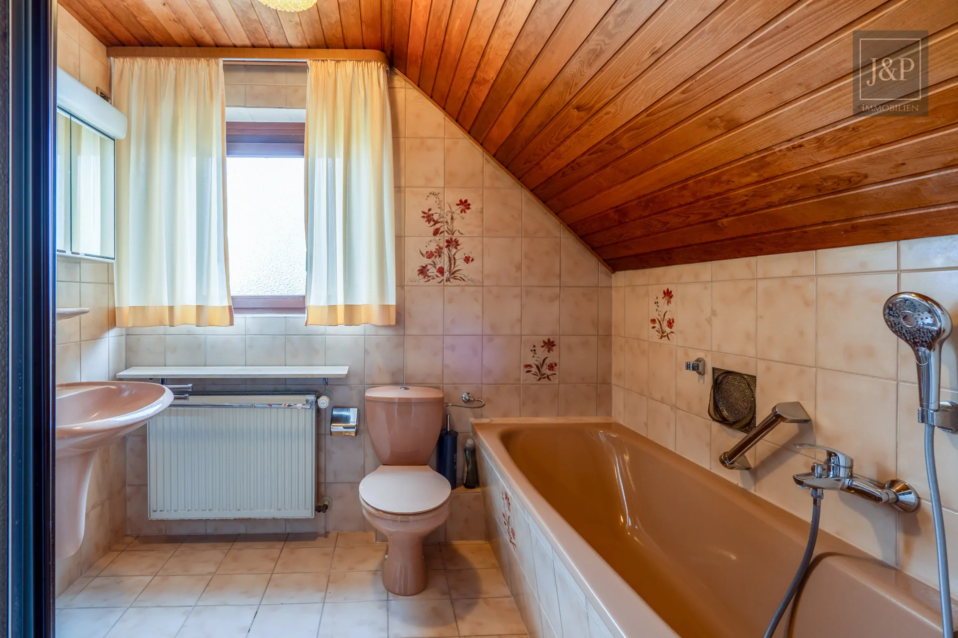 Einfamilienhaus mit großen Zimmern, Keller & großem Garten in guter Lage - Bad OG