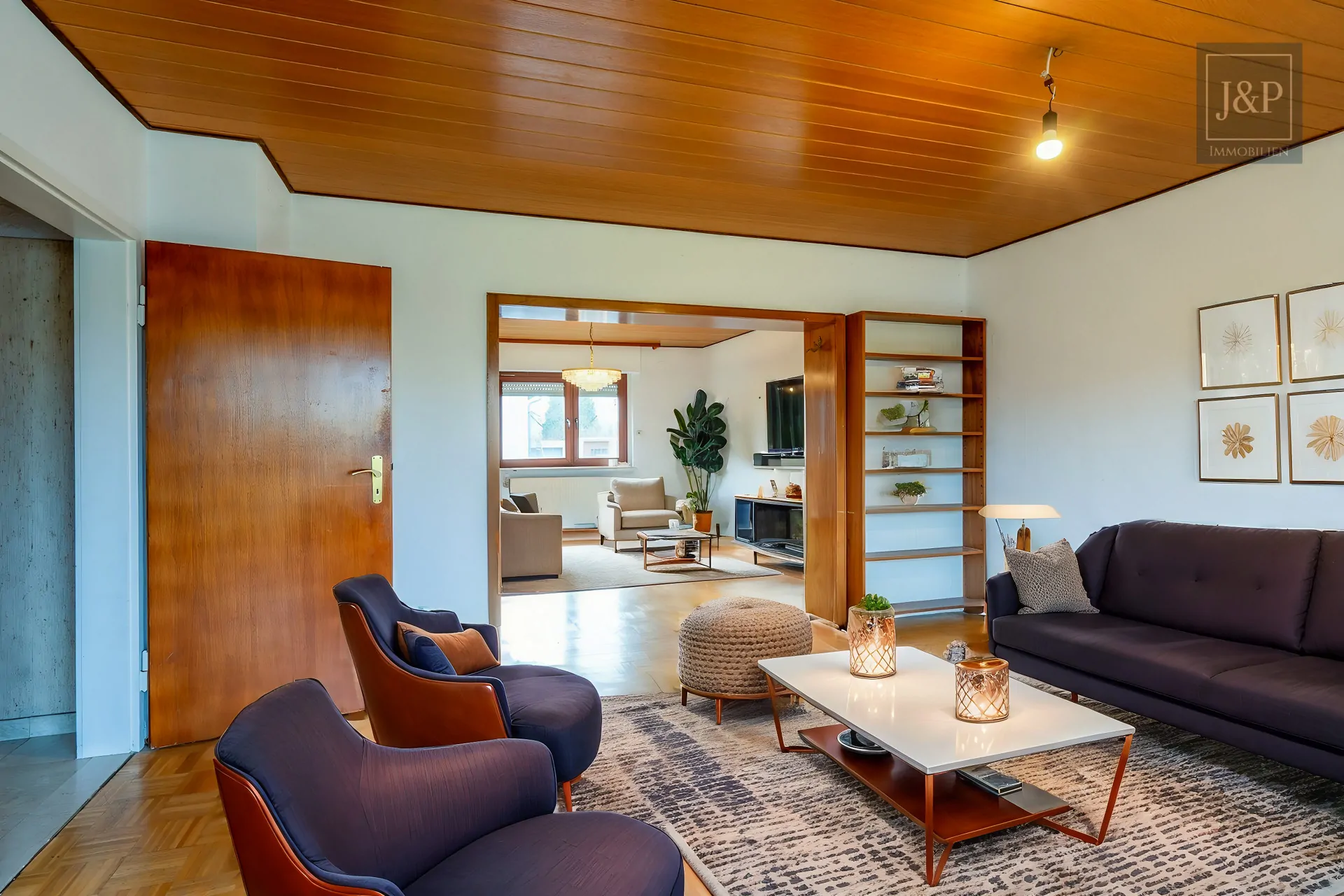 Einfamilienhaus mit großen Zimmern, Keller & großem Garten in guter Lage - Wohnbereich