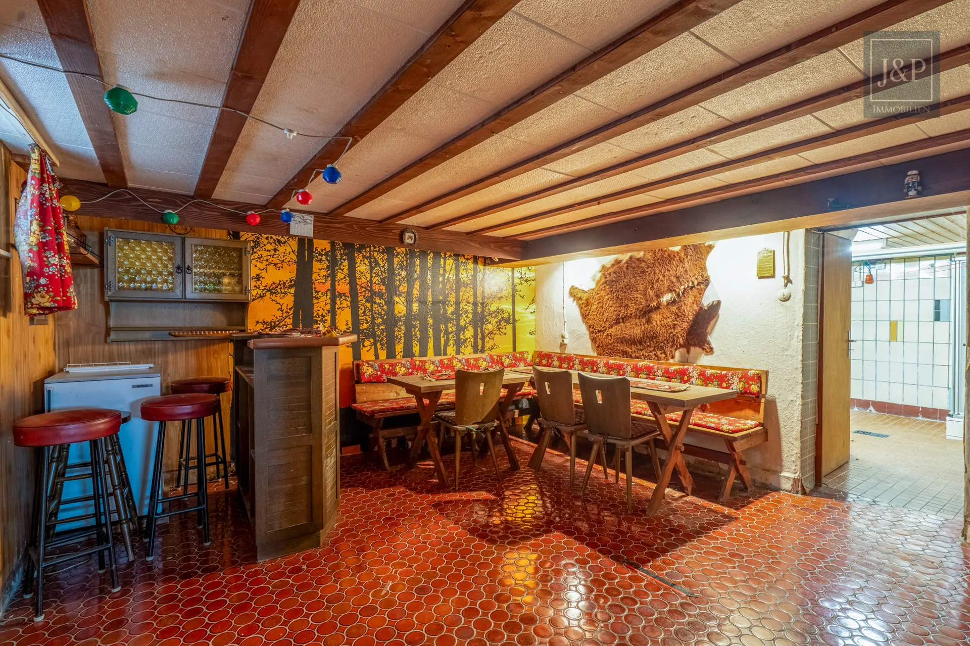 Einfamilienhaus mit großen Zimmern, Keller & großem Garten in guter Lage - Kellerbar
