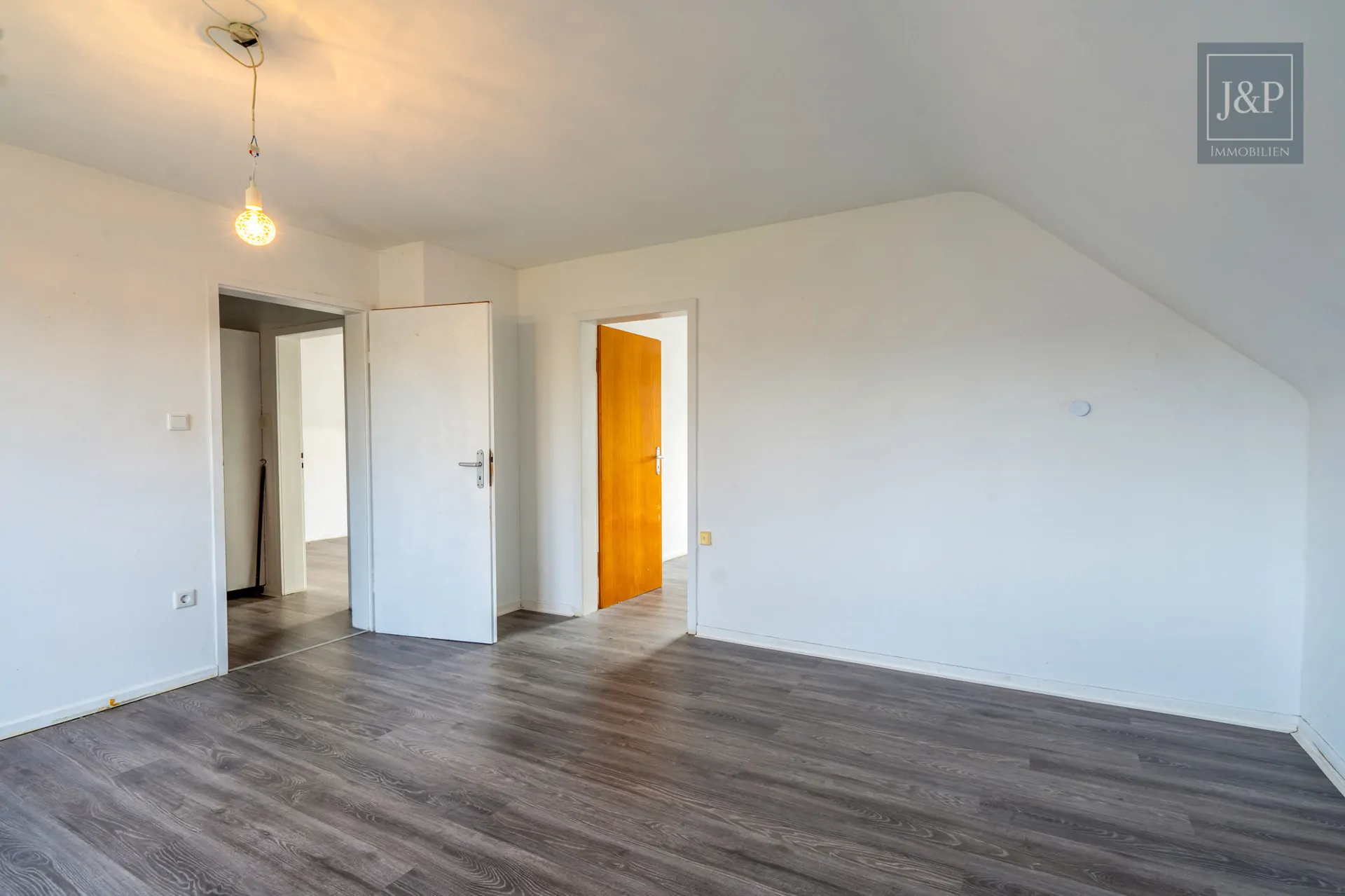 Einfamilienhaus mit großen Zimmern, Keller & großem Garten in guter Lage - Kinderzimmer