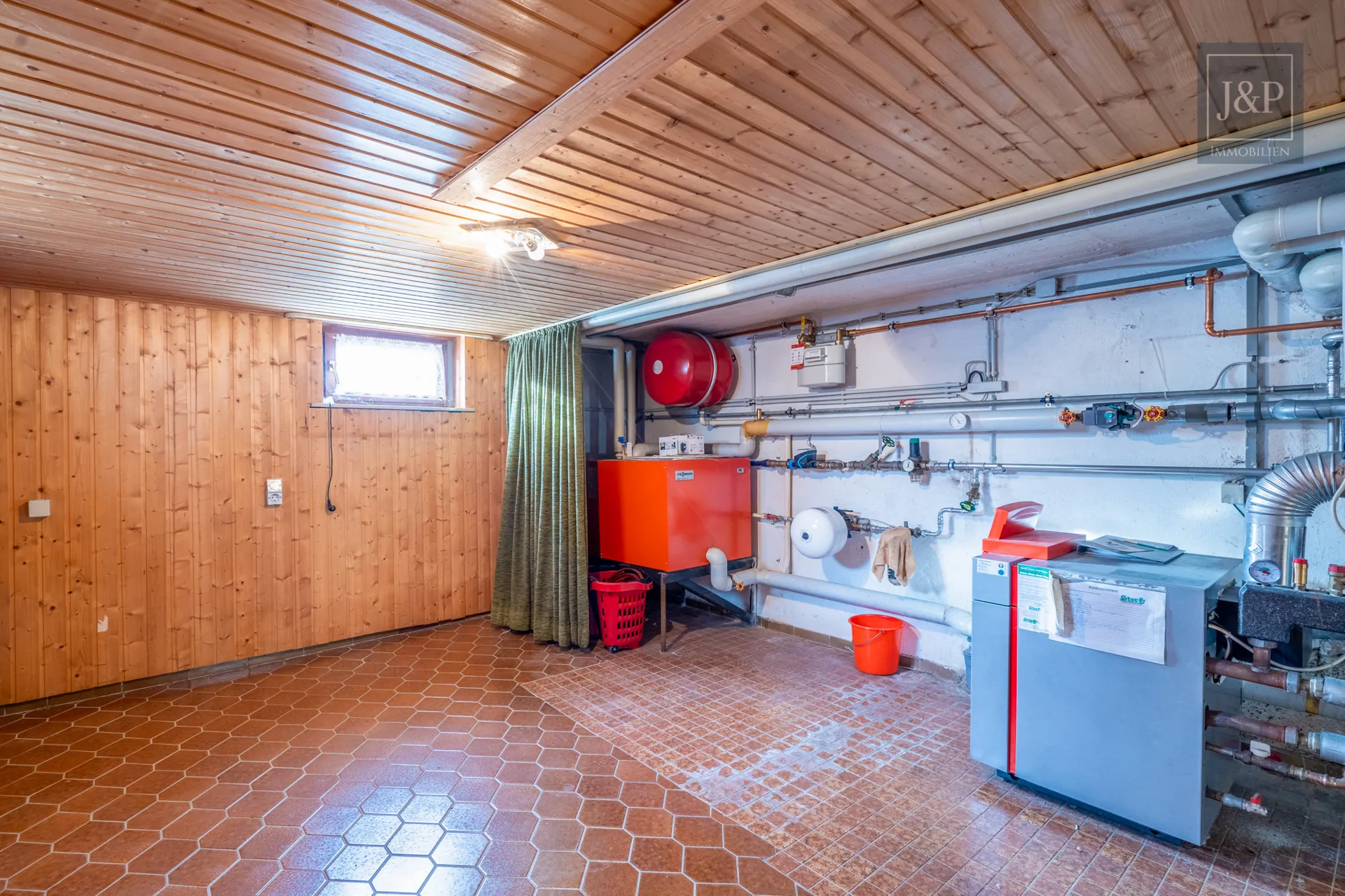 Einfamilienhaus mit großen Zimmern, Keller & großem Garten in guter Lage - Abstell 1
